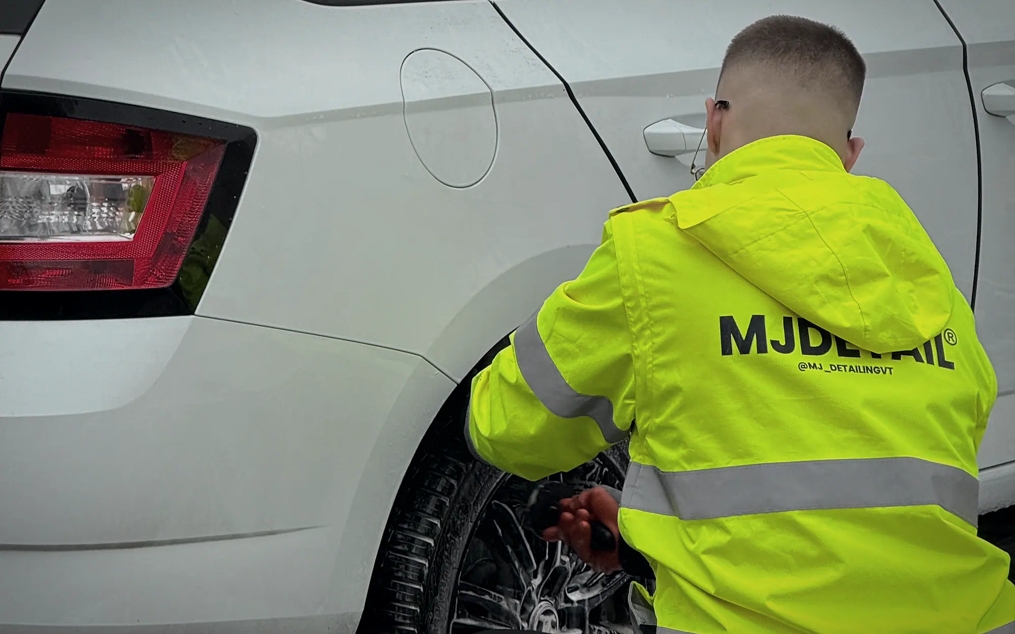 Náš detailer v reflexnej bunde MJDETAIL pri ručnom čistení disku