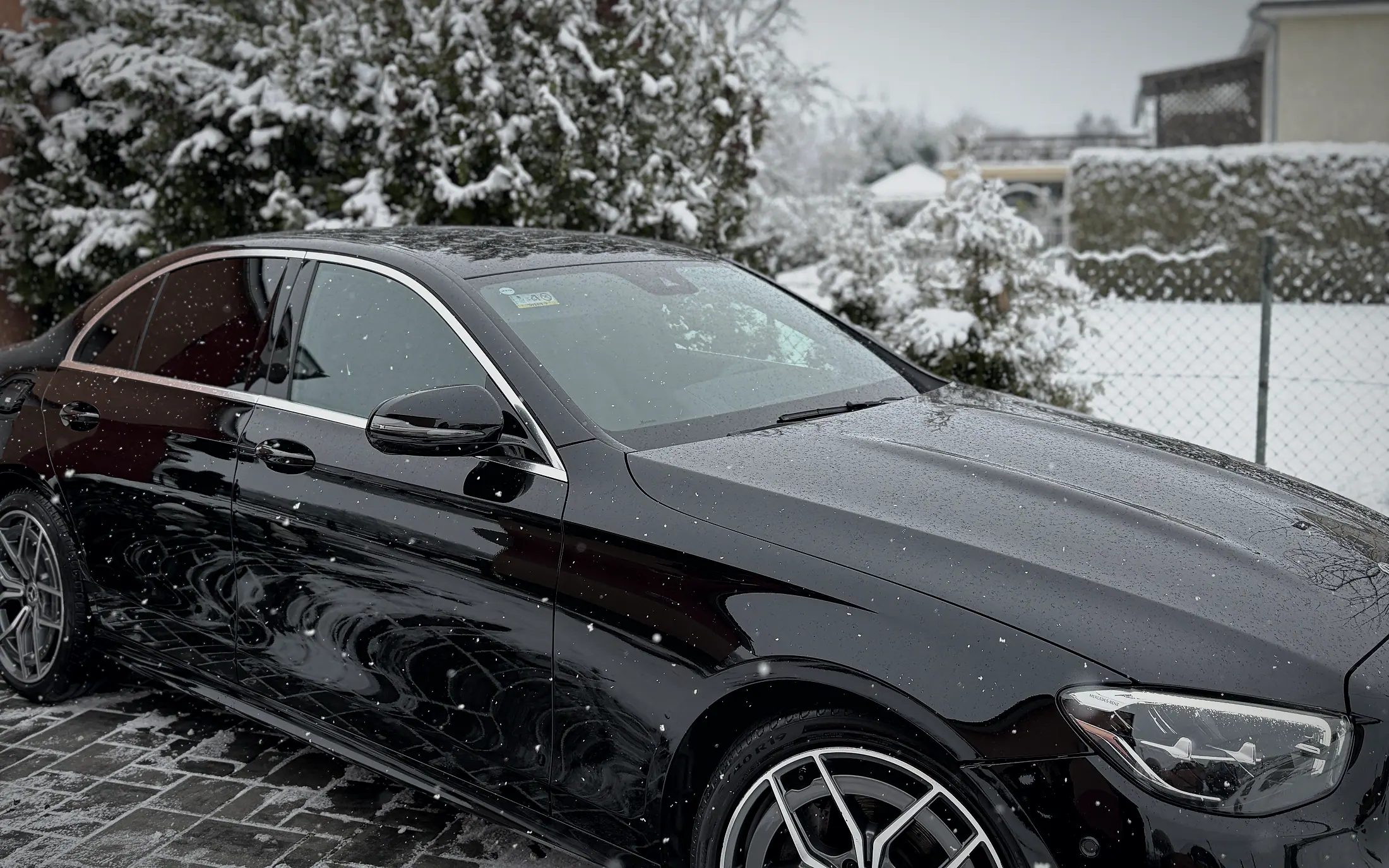 Čierny Mercedes po zimnom detailingu v snehu