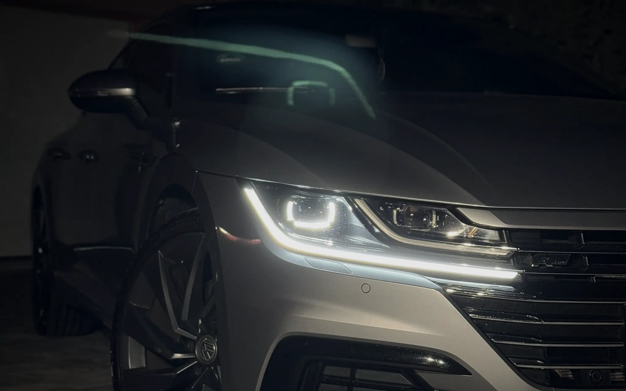Volkswagen Arteon s rozsvieteným LED svetlometom v noci