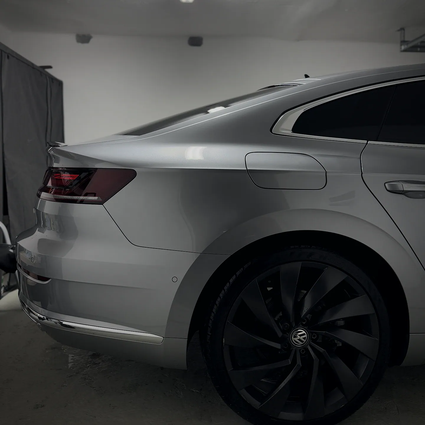 Volkswagen Arteon v našej dielni pod LED osvetlením