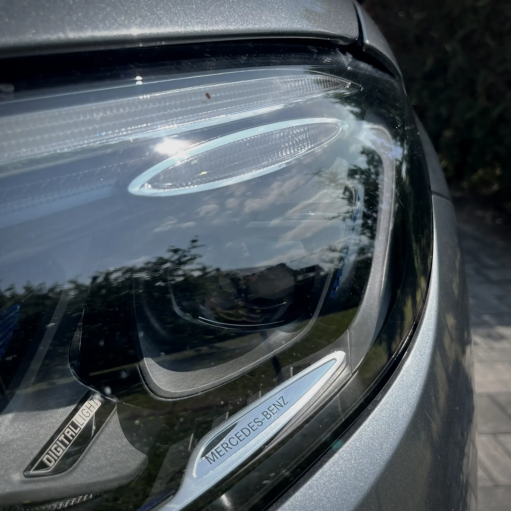 Detail vyčisteného svetlometu Mercedes