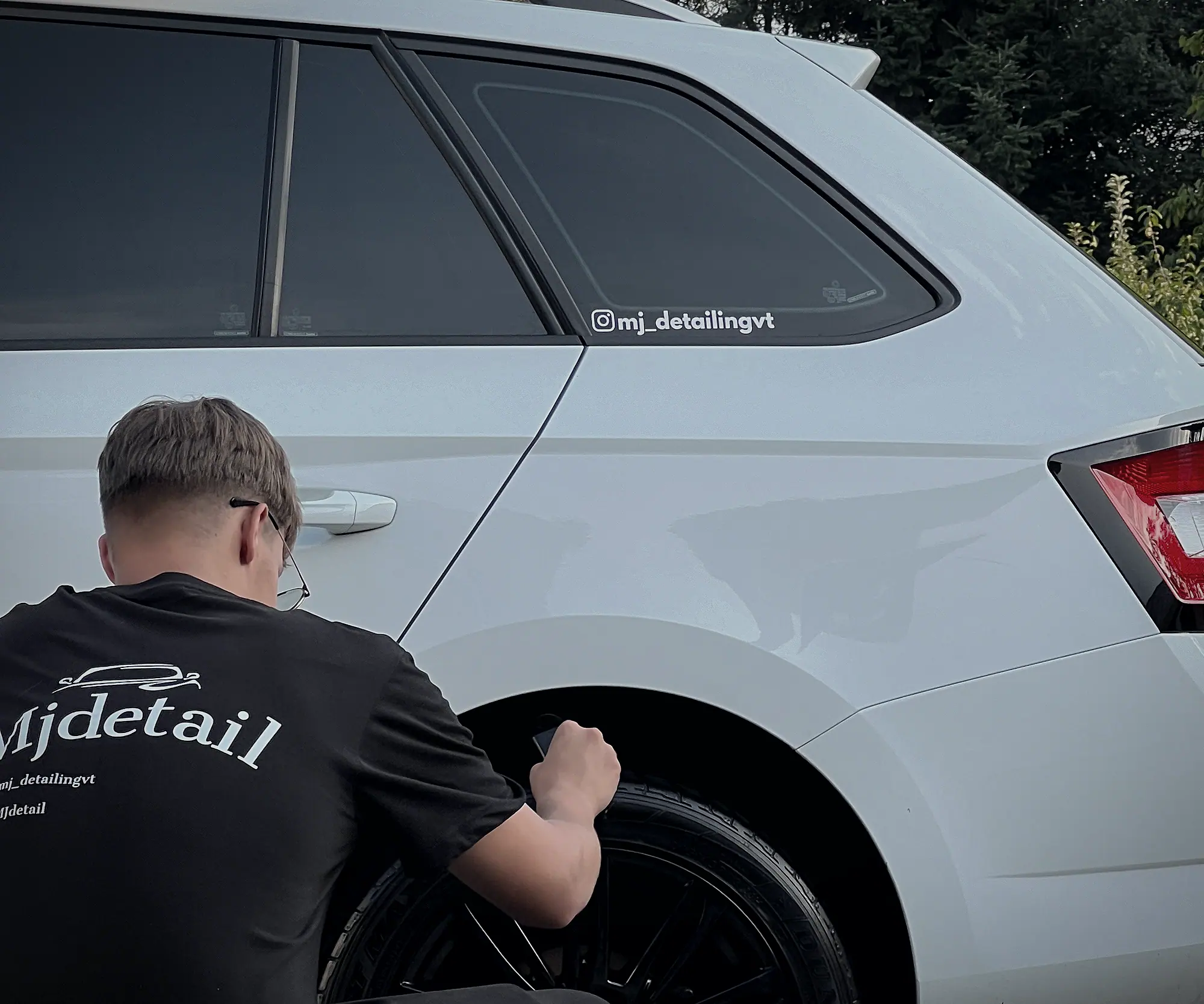 Detailer MJ Detailing pri ručnom čistení disku