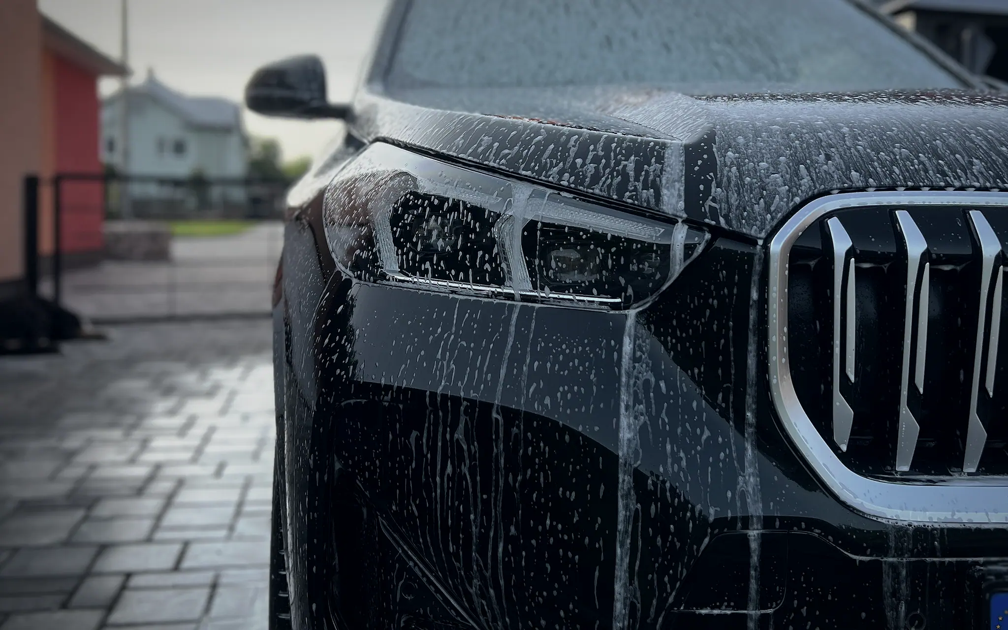 BMW pokryté aktívnou penou počas ručného umývania
